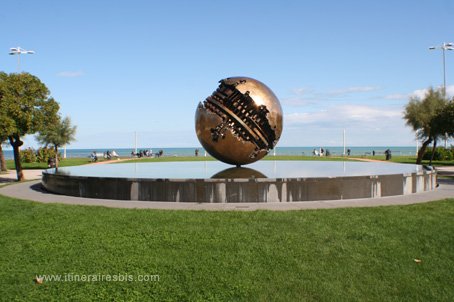Visiter Pesaro la sphère de Pomodoro