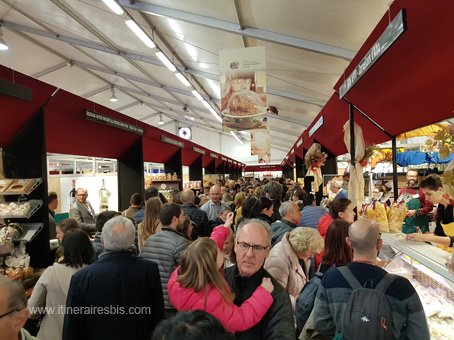 La foire aux Truffes de Alba les allées le matin vers midi