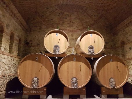 Visite des caves Cascina Chicco les bariques en chêne