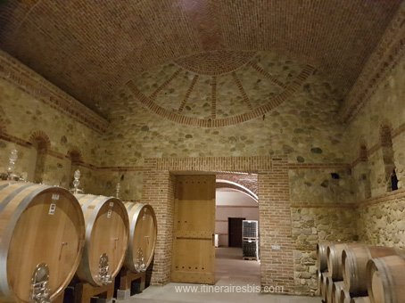 Visite des caves Cascina Chicco fûts en chêne