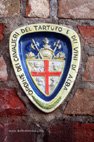 Visite des caves Marchesi di Barolo blason de la confrérie des truffes et du vin de Alba