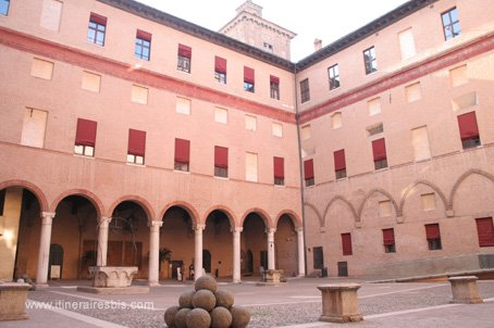 Visite de la ville de Ferrare La cour du Château de Ferrare