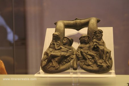 Visite de la ville de Ferrare Musée archéologique boucle en bronze