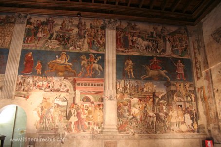 Visite de la ville de Ferrare le Palais Schifanoia fresque des mois représentant le Duc Borso