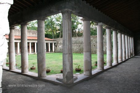 Visite de la villa romaine Oplontis grand péristyle
