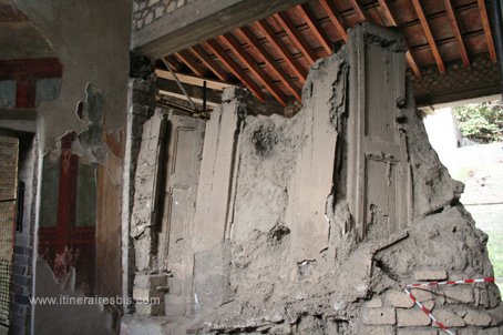 Visite de la villa romaine Oplontis murs et portes pétrifiés par la lave du volcan