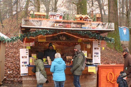 Visite de Govone les allées du marché de noël on peut même y déguster de la bière chaude