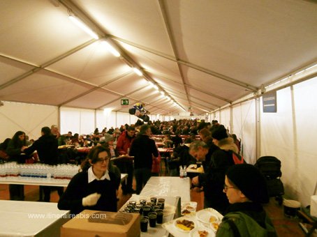 Visite du marché de Noël de Govone le restaurant qui peut accueillir plus de 1000 personnes