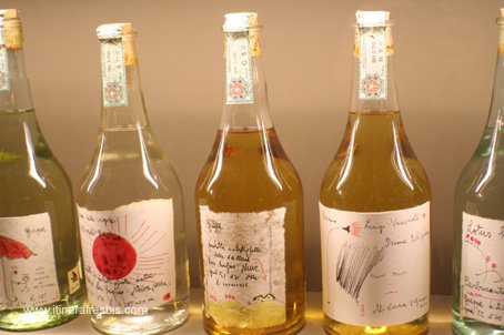 musée du tire-bouchon à Barolo étiquettes de grappa peintes à la main